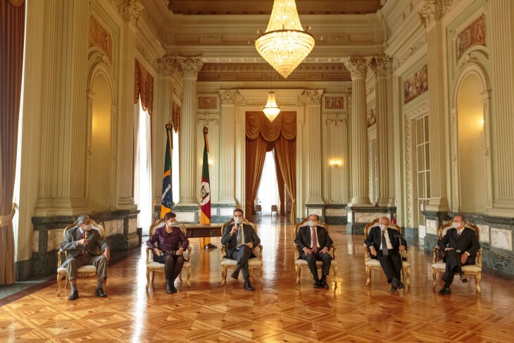 Olívio Dutra, Yeda Crusius, Eduardo Leite, José Ivo Sartori, Pedro Simon e Jair Soares na live alusiva ao centenário do Piratini (Foto: Gustavo Mansur/Palácio Piratini)