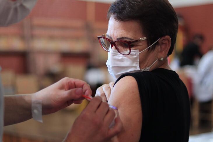 Em torno de 2,7 mil pessoas receberam a segunda dose da CoronaVac nesta semana (Foto: Michel Sanderi/Divulgação PMPF)