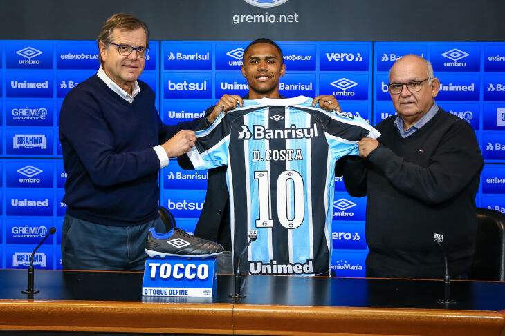  Presidente Romildo Bolzan Junior, ao lado do vice-presidente Marcos Herrmann, apresenta o atacante Douglas Costa (Foto: Lucas Uebel/Grêmio FBPA)