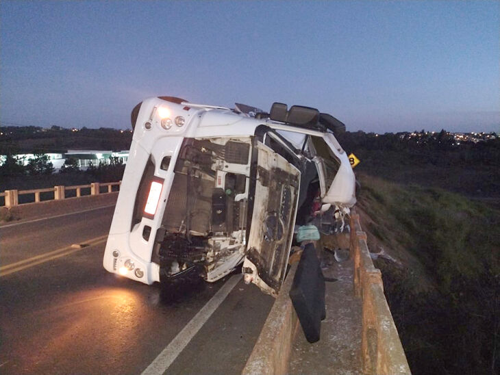 A carreta ficou tombada sobre a ponte da viação férrea  (Foto: Luciano Breitkreitz/ON)