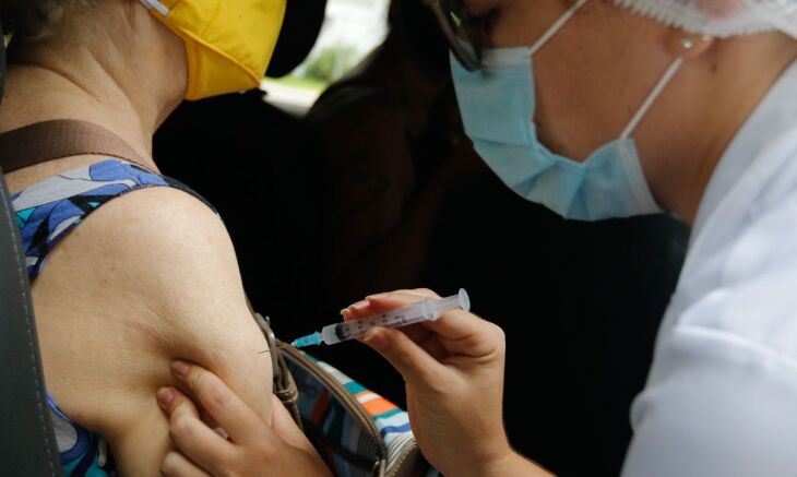 Quem realizou a vacina contra a Covid-19 deve aguardar 14 dias para receber a da Influenza (Foto: Tânia Rêgo/Agência Brasil)