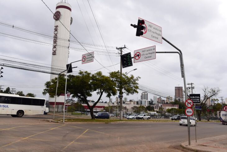 A sinalização está sendo instalada em diferentes pontos da cidade (Foto: Divulgação/PMPF)