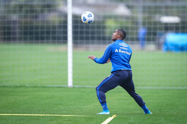 Douglas Costa na atividade de segunda-feira (Foto – Lucas Uebel-GFBPA)