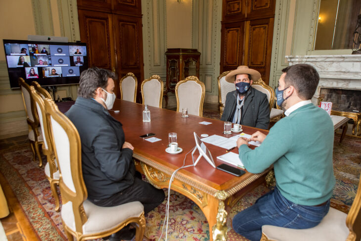 Em solenidade presencial e virtual, governador Leite sancionou leis no Palácio Piratini (Foto: Gustavo Mansur / Palácio Piratini)