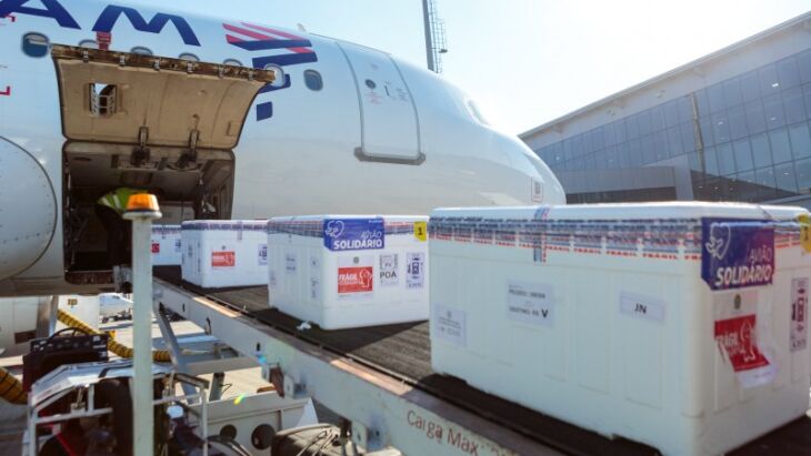 As 202.850 doses da vacina Janssen chegaram ao aeroporto da capital em avião que pousou às 14h10 deste sábado (Foto: Gustavo Mansur/Palácio Piratini)