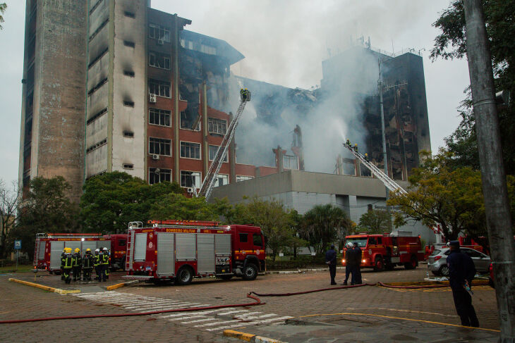 A ação conta com 68 militares,  em 21 viaturas de combate e duas autoescadas mecânicas (Foto: Felipe Dalla Valle / Palácio Piratin)