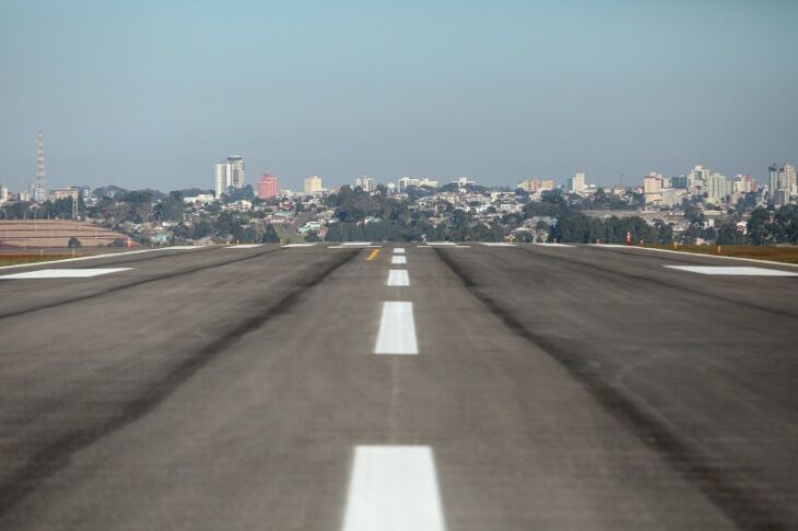 A obra possibilitará que o aeroporto receba aeronaves maiores e haja mais oferta de destinos para rotas dentro e fora do Estado. Foto: Gustavo Mansur/Palácio Piratini