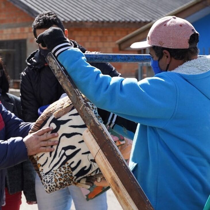 Os cobertores já estão sendo distribuídos (Foto: Michel Sanderi/Divulgação PMPF)