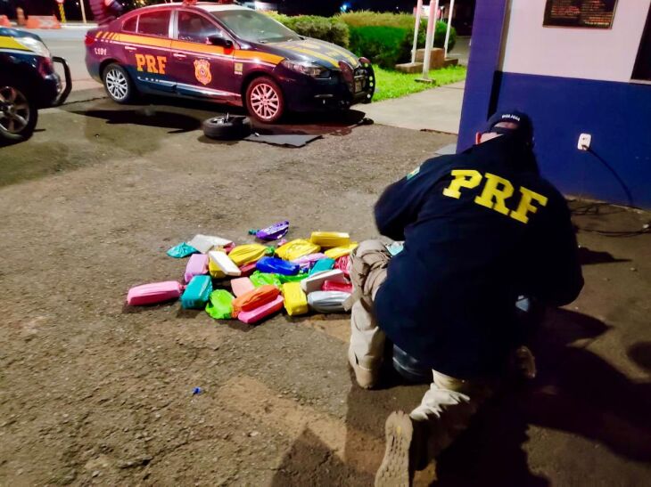  Os carros, o cigarro e a droga foram apreendidos (Foto: Divulgação)