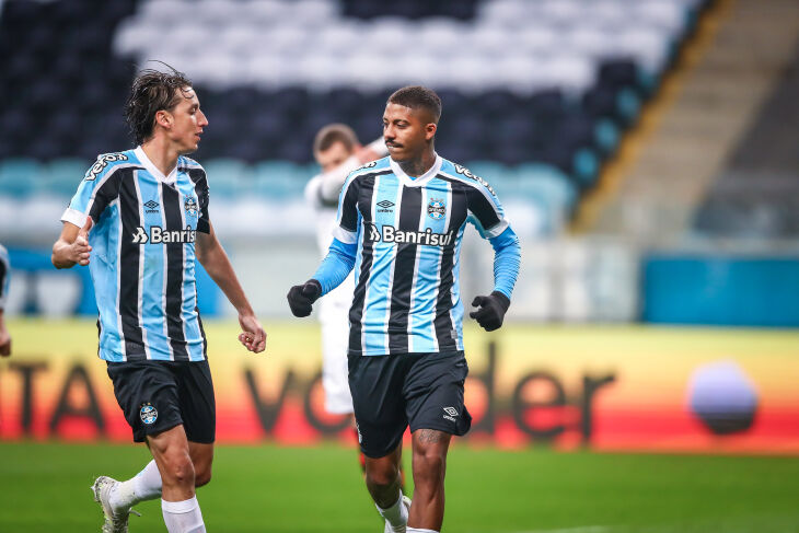 Gol do Grêmio: Geromel comemora com Jean Pyerre    -Foto-Lucas Uebel-GFBPA