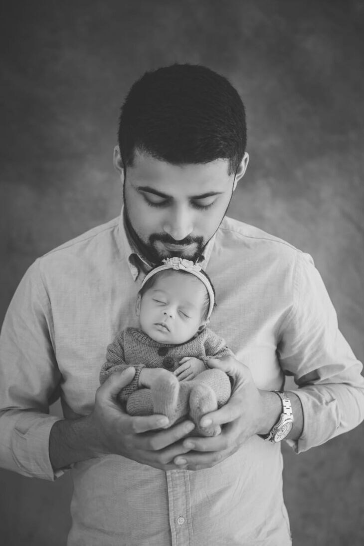 Igor com a pequena Cecília, a bebê agora tem três meses (Foto: Arquivo Pessoal)