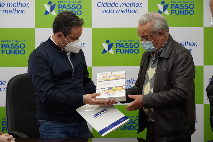 Diretoria entregou o livro sobre os 100 anos do Hospital e parabenizou Pedro pelos 164 anos de Passo Fundo (Foto: Michel Sanderi/PMPF)