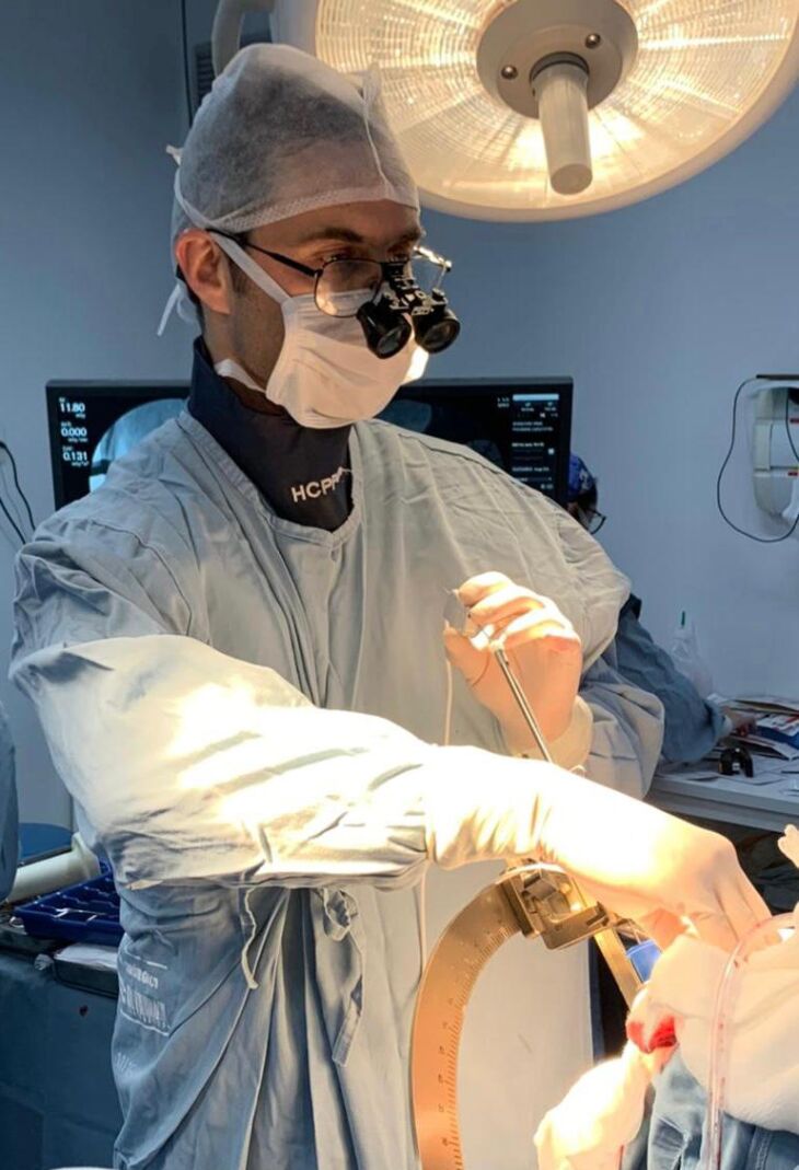 A equipe realiza o tratamento cirúrgico da Doença de Parkinson (Foto – Divulgação-HCPF)