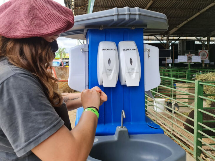 No Parque Assis Brasil, há dispensers de álcool gel e lavatórios de mãos em pontos estratégicos (Foto: Itamar Aguiar/Palácio Piratini)