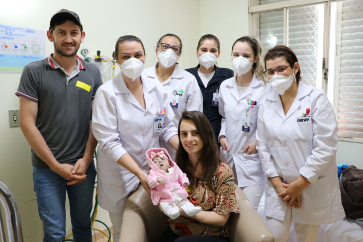 Equipe do HSVP se despede de Isabelli após seis meses de cuidados intensivos (Foto: Divulgação/HSVP)