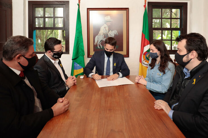 Governador Leite assinou sanção ao lado da deputada Franciane Bayer, autora do projeto (Foto: Itamar Aguiar/Palácio Piratini)