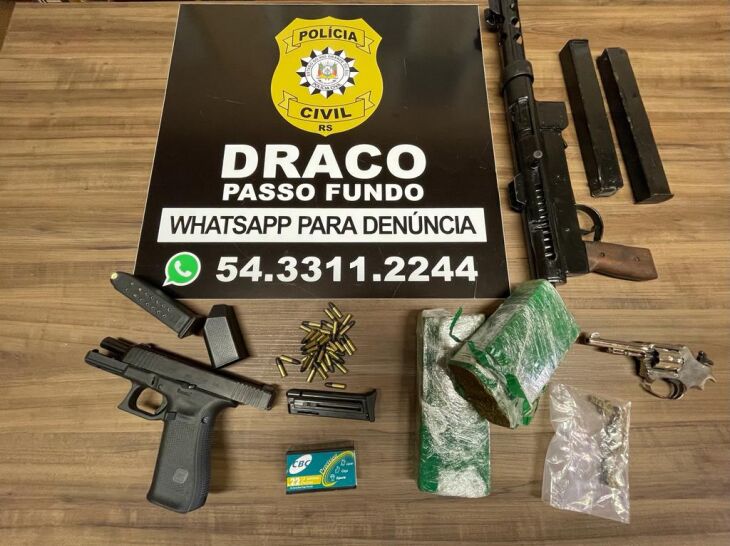 No cumprimento das buscas, foram apreendidas diversas armas (Foto: Divulgação/Polícia Civil)