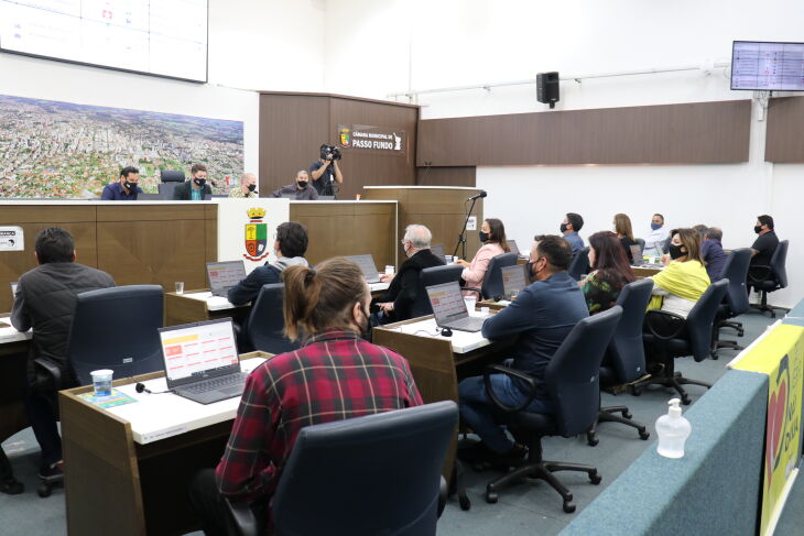 As matérias receberam 11 votos favoráveis e oito contrários (Foto: CMPF)