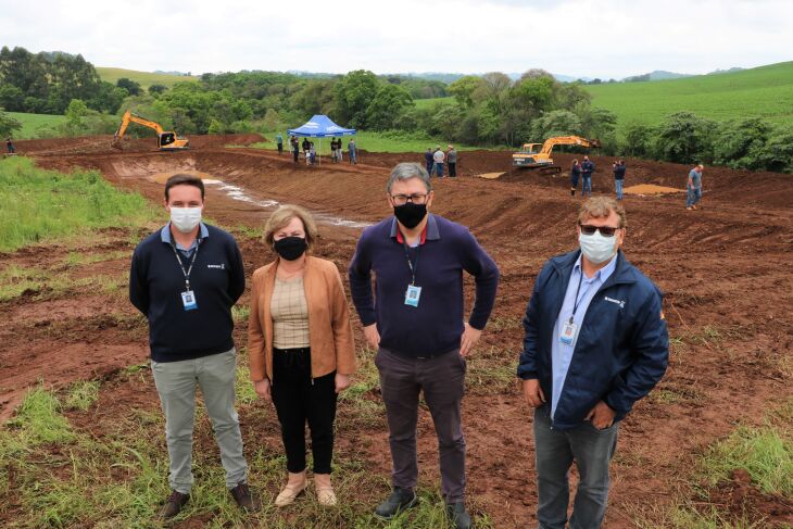 Na manhã de sexta-feira (24), na presença da secretária estadual da Agricultura, Silvana Covatti, e de lideranças regionais, foi oficializado o início das obras de construção de viveiros em uma das propriedades do município de Seberi (Foto: Divulgação/Emater)