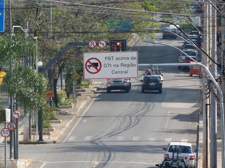 O município instalou placas para orientar dos motoristas (Foto: Luciano Breitkreitz/ON)