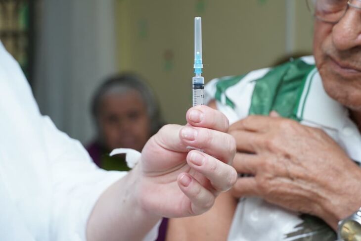 A dose de reforço já está sendo aplicada em pessoas com mais de 70 anos e imunossuprimidos (Foto: Diogo Zanatta/Divulgação PMPF)