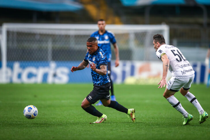 Douglas Costa marcou um golaço, quando o Grêmio perdia por 2 a 0 - Foto  Assessoria Grêmio