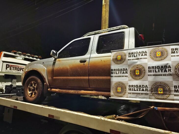 Veículo e materiais encontrados na residência foram recolhidos pela polícia (Foto: Divulgação/Brigada Militar)