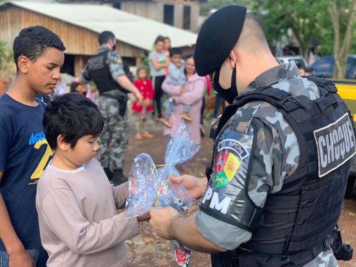 Presentes foram entregues nos bairros da cidade (Fotos: Divulgação/Brigada Militar)