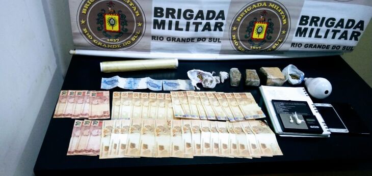 Todo o material encontrado foi apreendido pela polícia (Foto: Divulgação/Brigada Militar)