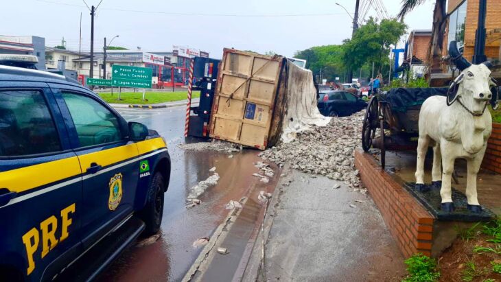 Tombamento ocorreu no início da manhã de hoje (Foto: Divulgação/PRF)