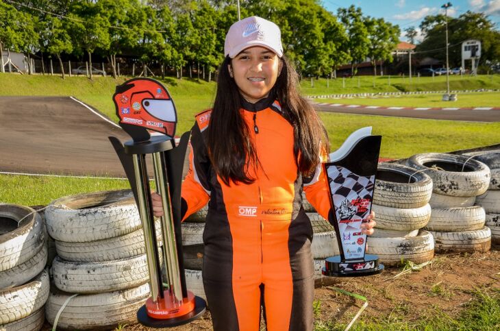 Valentina com a premiação em Venâncio Aires (Foto: Bruna Mansur/Divulgação)