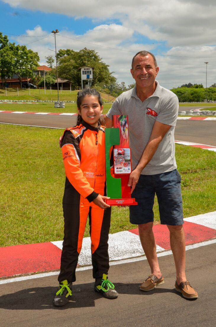 Troféu: Valentina com Nei Pereira da Speed Pneus (Foto: Bruna Mansur)