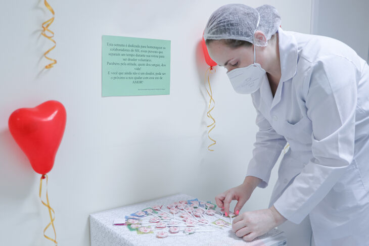 Serviço de Hemoterapia do HSVP distribui Pílulas do Amor entre os colaboradores que participam do processo de doação de sangue (Foto: Flávia Dias/Comunicação HSVP)