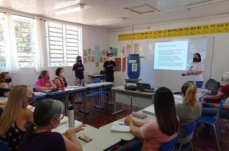 No ato da entrega da cisterna, bolsistas e professores conversam com o corpo docente da escola e explicaram o funcionamento e a manutenção (Foto: Divulgação)