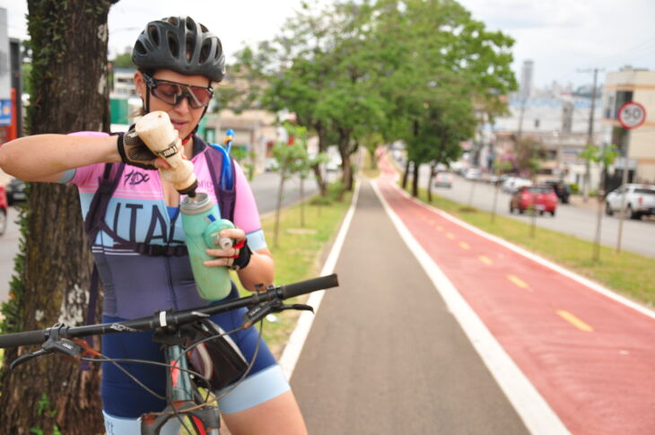 Ciclista Mariane San Martin enfrentou os 33 ºC de ontem para pedalar cerca de 60km. (Foto: Gerson Lopes/ON)