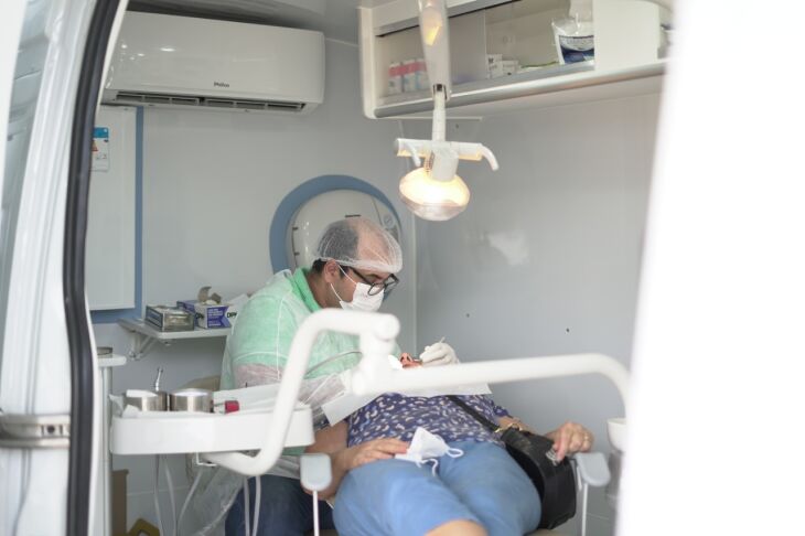 O consultório móvel conta com um dentista e é equipado para possibilitar os serviços da rotina de uma unidade de saúde (Foto: Michel Sanderi/PMPF)