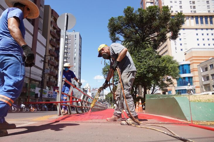 Pintura das faixas de sinalização da ciclovia e do caminhódromo está sendo feita no trecho entre o Centro e o bairro Boqueirão (Foto: Michel Sanderi/PMPF)