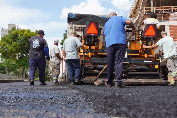 Asfalto deverá ser concluído até o final do primeiro trimestre de 2022 (Foto: Michel Sanderi/PMPF)