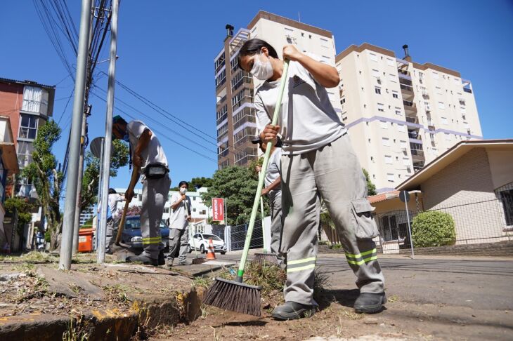 A execução dos serviços conta com servidores do quadro, terceirizados e pessoas que integram o programa assistencial Apoiar e Comprometer (Foto: Michel Sanderi/PMPF)