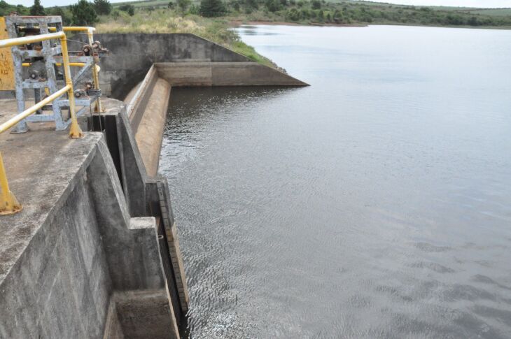 Níveis de água das barragens baixam rapidamente devido ao calor e à falta de chuvas. (Foto: Luciano Breitkreitz/ON)