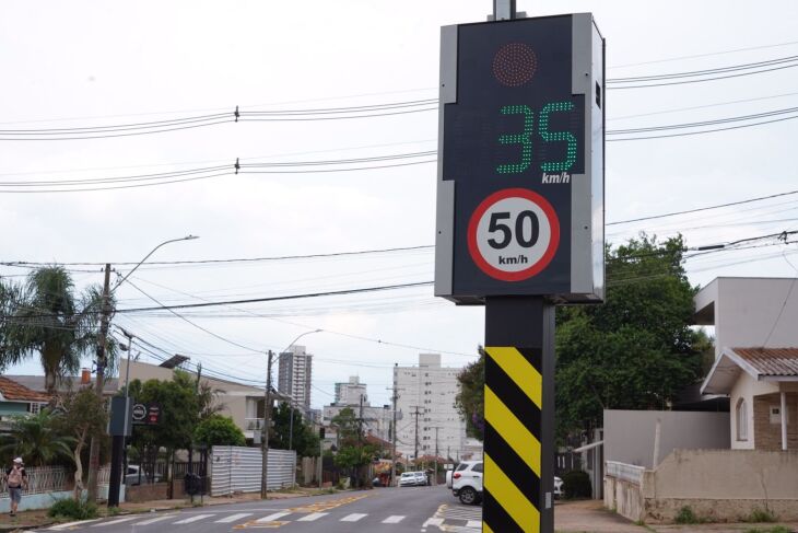 O secretário adjunto de Segurança, Ruberson Stieven, enfatiza que os redutores marcam como velocidade máxima 50 quilômetros por hora (Foto: Divulgação/PMPF)