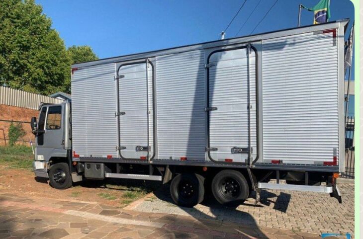 O caminhão utilizado para o transporte dos produtos roubados foi apreendido (Foto: Divulgação/Polícia Civil)