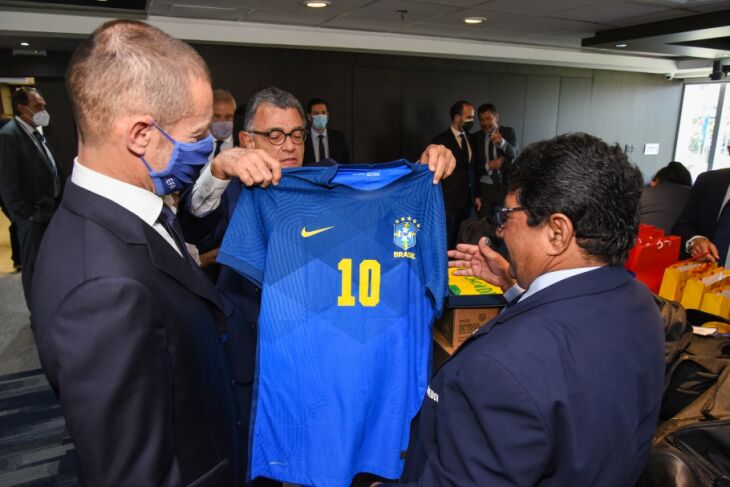 A proposta aconteceu durante reunião com representantes da UEFA (Foto: Divulgação/CBF)