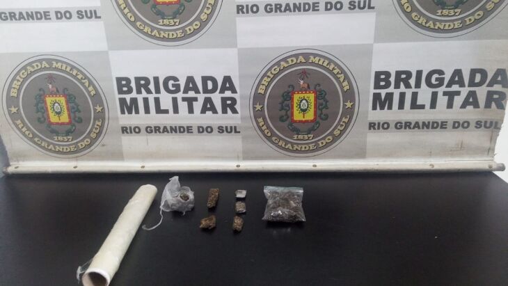 Droga e material foram apreendidos (Foto: Divulgação/Brigada Militar)