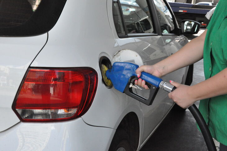 Postos de combustíveis comercializam gasolina a preços abaixo dos R$ 6,00. (Foto: Luciano Breitkreitz/ON)