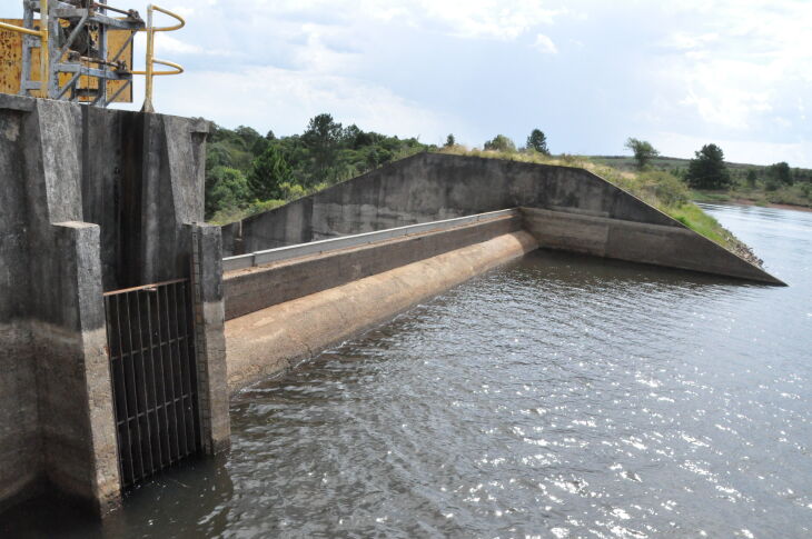 Barragem da Fazenda da Brigada segue com queda nos níveis de água, chegando a 2,20 m abaixo do adequado. (Foto: Luciano Breitkreitz/ON)