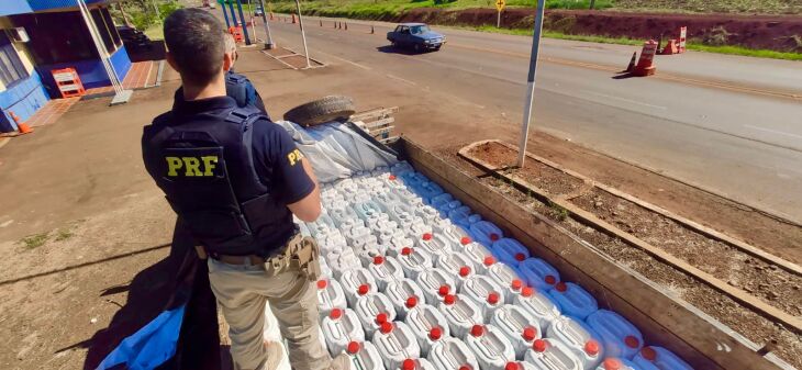  Em atividade de repressão ao crime, Policiais Rodoviários Federais abordaram o caminhão que transitava na BR 468 (Foto: Divulgação/PRF)