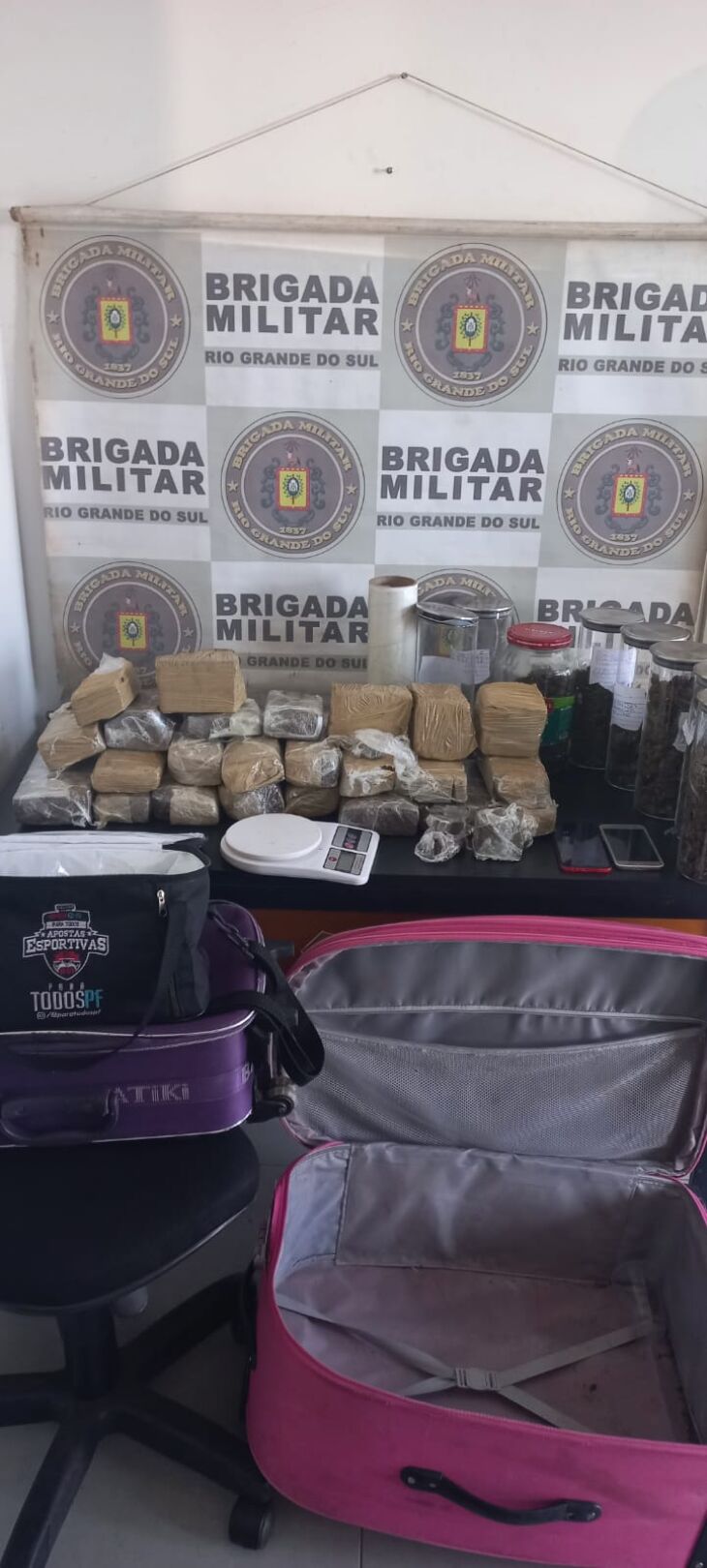 Droga estava no interior de uma mala, na sala da residência- BM DIVULGAÇÃO