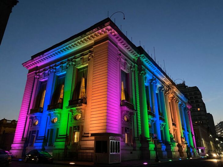 Dia Mundial das Doenças Raras Palácio Piratini, com a fachada iluminada com as cores azul, verde, laranja e rosa   -  Foto – Palácio Piratini