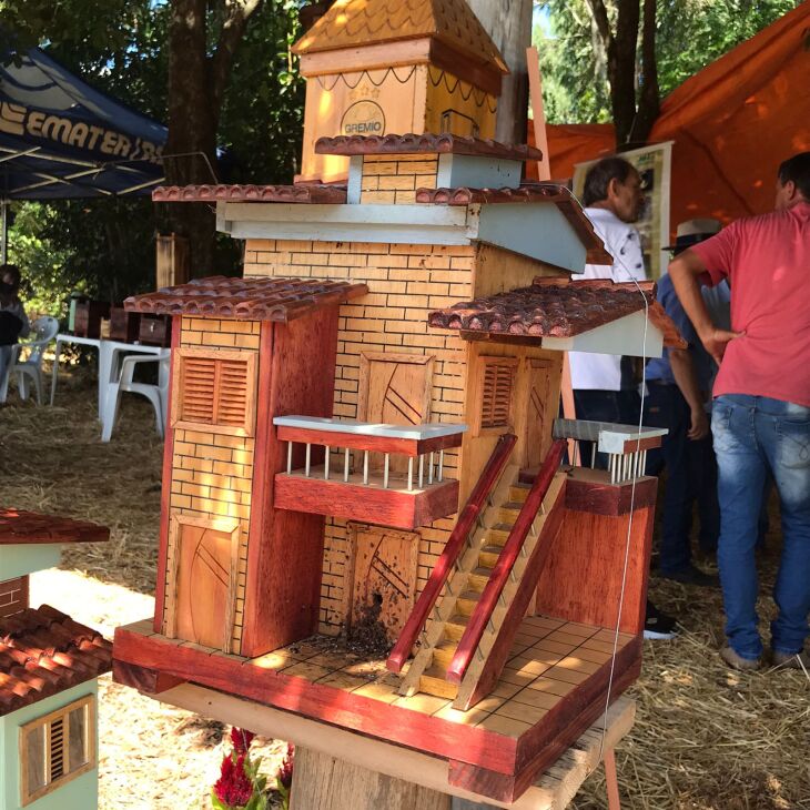 Arquitetura em miniatura para abelhas sem ferrão chama a atenção dos visitantes na Expodireto. (Foto: Equipe ON) 